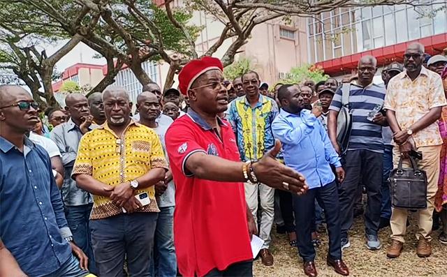 Image de Société. Les syndicalistes de la mairie de Libreville sont de nouveau en grève après avoir jugé les négociations avec l'administration insatisfaisantes. Ils dénoncent une nouvelle grille salariale incertaine et accusent les maires de détourner les fonds municipaux. Malgré des concessions de la part des syndicats, les solutions de financement proposées n'ont pas été validées. Les agents municipaux ont décidé de durcir leur mouvement en prévoyant des actions fortes, telles que l'absence de service minimum et la fermeture de services essentiels. Comment cette situation peut-elle être résolue pour éviter les perturbations pour les citoyens de Libreville ?