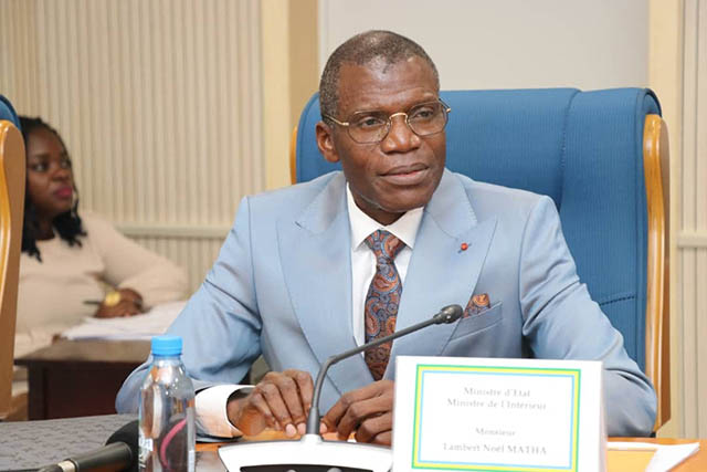 Image de Politique. À l'approche de l'élection présidentielle de 2023, le ministère de l'Intérieur du Gabon a établi une commission médicale chargée de délivrer des certificats médicaux aux candidats. Présidée par le Pr Lucien Mwanyombet Ompounga et située au Centre hospitalier universitaire de Libreville (CHUL), cette commission évaluera l'aptitude des candidats à exercer la fonction de président de la République. Alors que le certificat médical est désormais une exigence pour la candidature présidentielle, certains membres de la société civile se demandent s'il est réellement nécessaire. Est-ce vraiment nécessaire selon vous ?