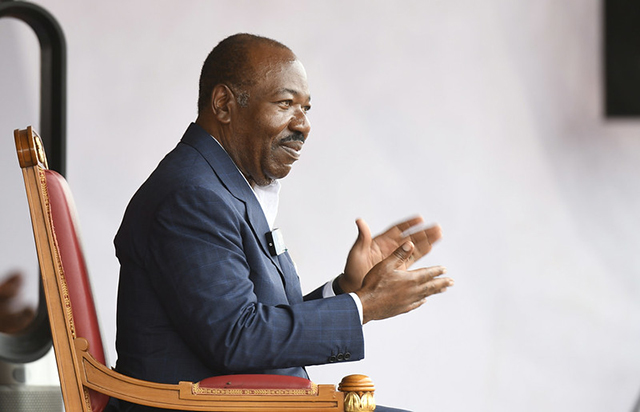 Image de Politique. La tournée républicaine du président Ali Bongo Ondimba dans la province du Woleu-Ntem a pris fin après trois jours de rencontres et d'échanges avec les habitants de Bitam, Mitzic, Medouneu et Minvoul. Les initiatives du président, telles que la promotion des jeunes locaux, l'amélioration des infrastructures et la création d'emplois, ont été saluées par les populations. À Oyem, il a remis des chèques aux commerçantes pour soutenir les Activités génératrices de revenus (AGR). L'accueil chaleureux et le soutien total exprimés par les habitants encouragent Ali Bongo Ondimba à se présenter aux prochaines élections présidentielles. Pensez-vous que ce soit souhaitable ?