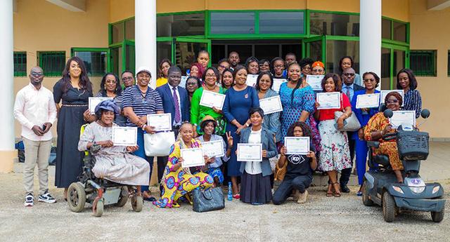 Image de Société. Dans le cadre du programme Gabon-Égalité, près de 160 associations de femmes ont été formées en mentoring politique par le ministère de la Justice. Ces formations visent à renforcer les compétences et l'autonomie des femmes dans les domaines de l'autorité, du pouvoir, de la confiance en soi et de l'engagement politique. Alors que les élections approchent, les femmes sont encouragées à prendre part activement à la politique et à impacter l'avenir du Gabon. Comment ces formations peuvent-elles contribuer à une plus grande représentation des femmes dans la sphère politique ?