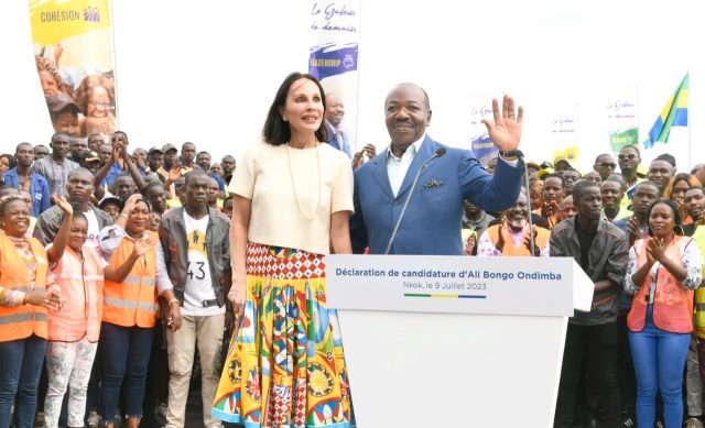 Image de Politique. Le président gabonais, Ali Bongo Ondimba, a été officiellement investi candidat à l'élection présidentielle après avoir annoncé sa candidature pour un troisième mandat. Acceptant l'investiture de son parti politique, le Parti démocratique gabonais (PDG), Ali Bongo se dit prêt à relever le défi et promet la victoire pour le Gabon. À l'âge de 64 ans, Ali Bongo a été élu pour la première fois en 2009 après la disparition de son père, Omar Bongo Ondimba, qui a dirigé le pays pendant plus de 41 ans. Pensez-vous qu'il remportera les élections présidentielles à venir ?