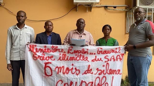 Image de Société. Les membres du Syndicat des agents de l'administration du travail (SAAT) au Gabon réclament depuis six mois des meilleures conditions de travail et le paiement de 50 trimestres de primes. Ils accusent la ministre Madeleine Edmée Berre de rester silencieuse face à leurs revendications. Les revendications comprennent également des avancées de carrière et des moyens de travail suffisants pour les missions de contrôle. Les agents appellent à l'intervention de l'Exécutif pour rétablir leurs droits. Que pensez-vous de cette situation ?