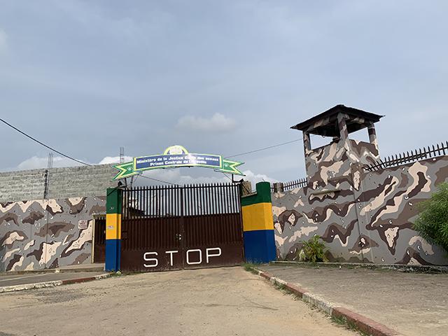 Image de Société. Abou Idriss Mohamed, un prisonnier nigérien, est en détention depuis 4 ans et 3 mois au-delà de sa peine. Malgré l'expiration de sa peine de prison en avril 2019, il est toujours incarcéré à la Prison Centrale de Libreville. SOS Prisonniers Gabon a alerté la Ministre de la Justice sur cette détention abusive et a tenté de résoudre la situation, mais les démarches ont été entravées par des frais exorbitants pour retrouver les résultats d'audience. Que pensez-vous de cette situation et de la gestion des dossiers des détenus, la surpopulation carcérale et le respect des droits humains au Gabon ?