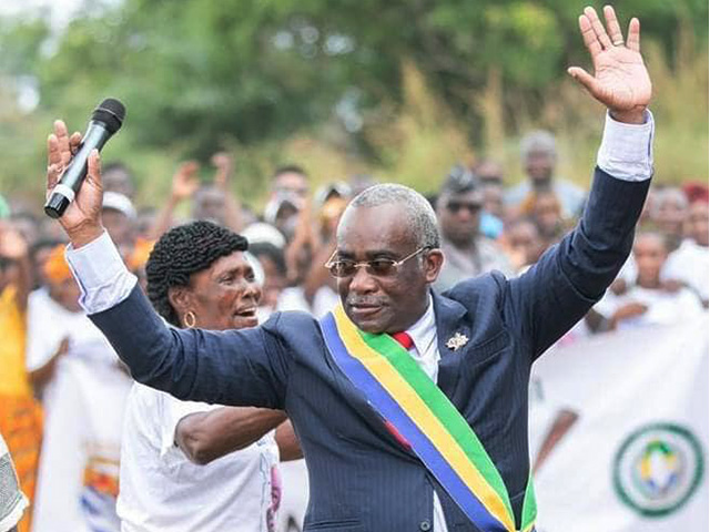 Image de Politique. Jonathan Ignoumba, ancien député de Moulengui Bindza, a reçu un cadeau politique de la part d'Ali Bongo, président du Gabon. Après avoir annoncé sa démission de l'opposition pour rejoindre le Parti démocratique gabonais au pouvoir, Ignoumba a été promu au poste de Haut-commissaire de la République. Les Hauts-commissaires sont des collaborateurs directs du chef de l'État, chargés d'évaluer l'efficacité des politiques présidentielles et de servir d'interface entre le président et la population. Quelle est votre opinion à propos de cette nomination ?