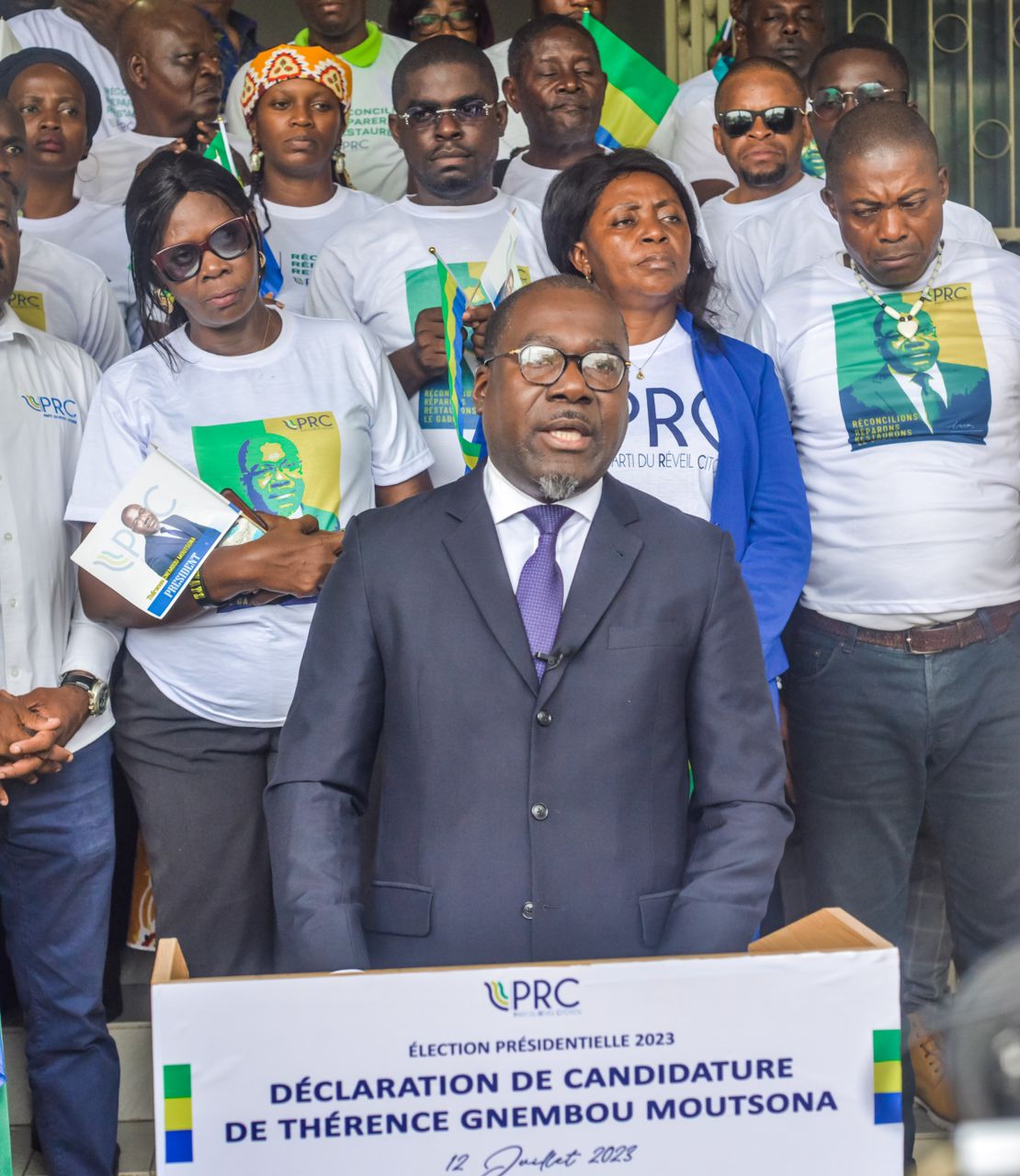 Image de Politique. Thérence Gnembou Moutsona, président du Parti du Réveil Citoyen (PRC) au Gabon, a répondu favorablement à la demande de ses militants en acceptant d'être candidat à la prochaine élection présidentielle d'août 2023. Il affirme que le pouvoir en place depuis 14 ans a laissé un bilan catastrophique, et il est temps de passer à autre chose pour répondre aux besoins de justice sociale et aux défis d'une économie mondialisée. Thérence Gnembou Moutsona, issu du monde des affaires, est considéré comme une étoile montante de la politique gabonaise. Son entrée dans la course présidentielle marque-t-elle le début d'un réel changement pour le Gabon ?