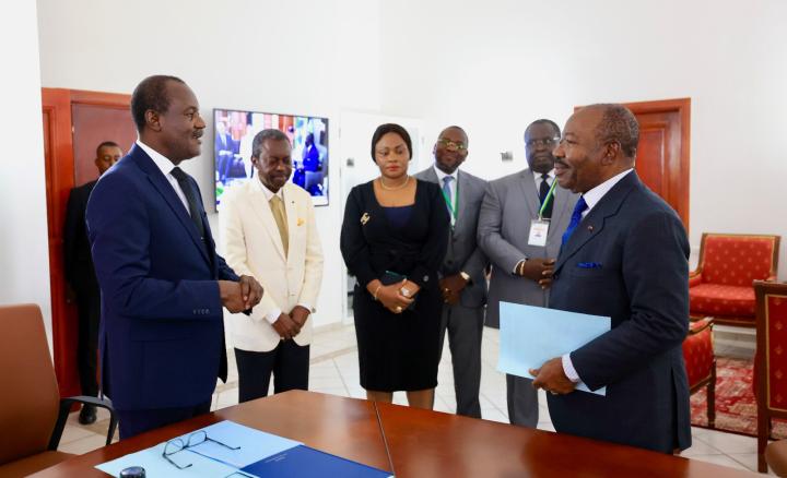 Image de Politique. Le Centre gabonais des élections a enregistré 27 candidatures pour l'élection présidentielle combinée aux élections législatives et locales. Parmi ces candidats, seulement deux femmes ont franchi le pas : Paulette Missambo et Victoire Lasseni Duboze. Quatre candidats ont des dossiers incomplets en raison du manquant de la quittance de la caution requise. La liste finale des candidats sera publiée d'ici le 26 juillet. Un fait particulier à noter est la faible représentation féminine au cours de ces élections. Que pensez-vous de cette faible participation des femmes aux élections ?