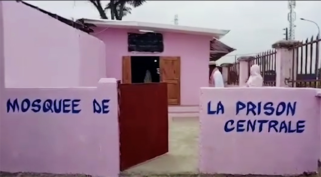 Image de Faits Divers. Au Gabon, une mosquée a été inaugurée au sein de la prison centrale de Mouila, offrant aux détenus musulmans un lieu de culte et de repentir. Le Conseil supérieur des affaires islamiques du Gabon (CSAIG) a érigé ce lieu pour permettre aux détenus de reconsidérer leur relation avec Allah et de renforcer leur foi en islam. Certains voient en cette initiative un moyen de rédemption pour les détenus, tandis que d'autres s'interrogent sur la possibilité de convertir d'autres détenus à l'islam. Quelle est votre opinion sur le sujet ?