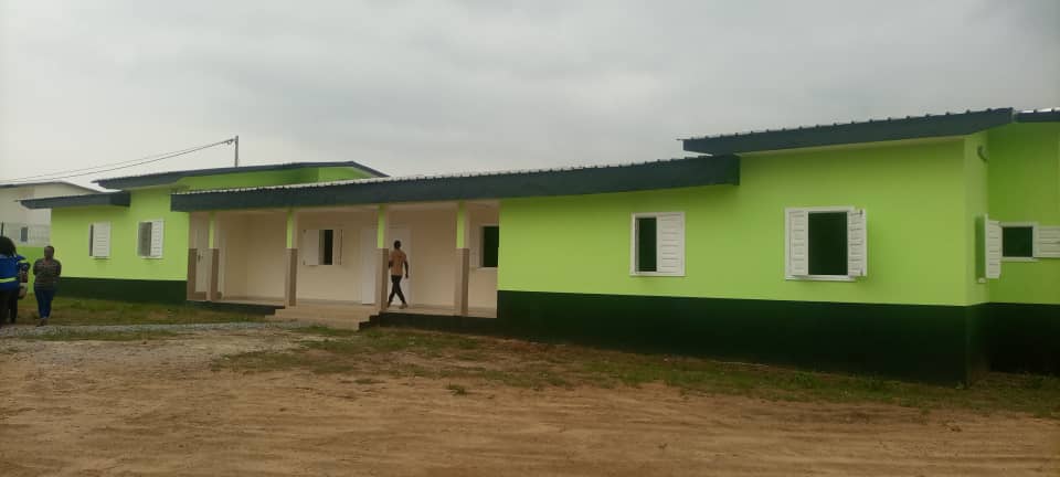 Image de Société. Dans la paisible cité minière de Moanda, au cœur du Gabon, un vent d'espoir souffle enfin pour les enfants démunis. Grâce à la généreuse initiative de la Compagnie minière de l'Ogooué (COMILOG), un orphelinat public d'une capacité d'accueil de 100 enfants a été érigé. Situé sur un vaste terrain de 21 hectares, ce bâtiment flambant neuf offre un refuge sûr pour les jeunes garçons et filles. Au-delà des dortoirs et des services administratifs, COMILOG a démontré son engagement envers le bien-être des enfants en équipant l'établissement d'un plateau sportif pour encourager leur épanouissement physique et mental. Cette noble initiative de la compagnie minière constitue un exemple éloquent de Responsabilité Sociétale d'Entreprise (RSE), montrant que les entreprises peuvent jouer un rôle significatif dans le développement social des régions où elles opèrent. Comment pousser d'autres entreprises à poser de tels actes bénéfiques à la nation ?