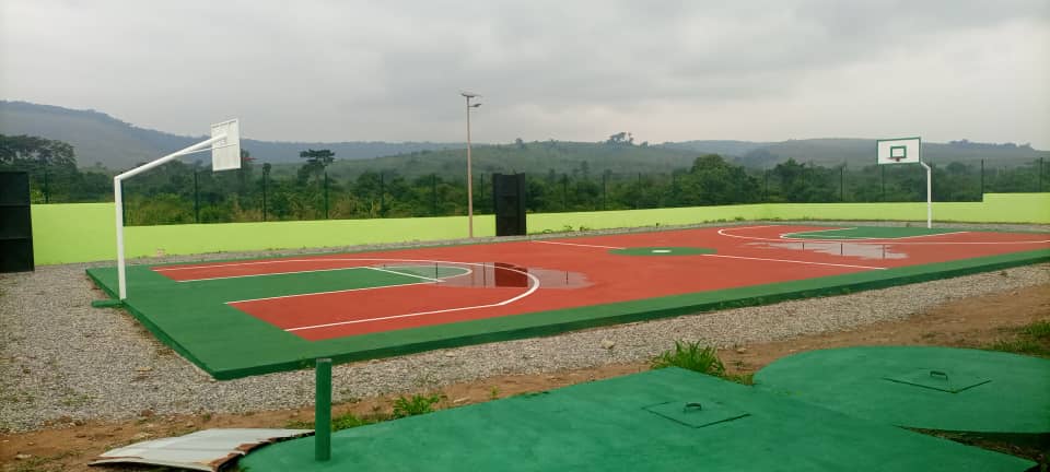 Deuxième Image de Société. Dans la paisible cité minière de Moanda, au cœur du Gabon, un vent d'espoir souffle enfin pour les enfants démunis. Grâce à la généreuse initiative de la Compagnie minière de l'Ogooué (COMILOG), un orphelinat public d'une capacité d'accueil de 100 enfants a été érigé. Situé sur un vaste terrain de 21 hectares, ce bâtiment flambant neuf offre un refuge sûr pour les jeunes garçons et filles. Au-delà des dortoirs et des services administratifs, COMILOG a démontré son engagement envers le bien-être des enfants en équipant l'établissement d'un plateau sportif pour encourager leur épanouissement physique et mental. Cette noble initiative de la compagnie minière constitue un exemple éloquent de Responsabilité Sociétale d'Entreprise (RSE), montrant que les entreprises peuvent jouer un rôle significatif dans le développement social des régions où elles opèrent. Comment pousser d'autres entreprises à poser de tels actes bénéfiques à la nation ?