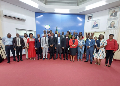 Image de Société. Le Gabon s'apprête à relancer les recrutements dans la Fonction publique, avec une nouvelle procédure qui vise à garantir l'efficacité et répondre aux besoins de l'administration publique. Les recrutements seront conditionnés par des concours d'accès aux écoles existantes, mais une dérogation permettra également des recrutements sur titre, sous réserve d'une véritable expression des besoins. Le directeur général de la Fonction publique a souligné que la méthodologie en cours d'explication lors d'ateliers permettra une meilleure gestion des ressources humaines et réduira les tensions sociales liées aux recrutements. Cette nouvelle procédure de recrutement permettrat-elle vraiment d'améliorer l'efficacité et la transparence dans la Fonction publique au Gabon ?