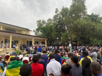 Deuxième Image de Politique. La plateforme Alternance 2023 tire la sonnette d'alarme concernant les élections générales au Gabon. Elle accuse le pouvoir en place d'impréparation et de désorganisation, mettant en péril l'organisation d'élections apaisées en 2023. Selon la plateforme, la simultanéité de trois élections et les modifications récentes des lois électorales soulèvent des questions sur la transparence et la crédibilité du scrutin. Alternance 2023 interpelle la communauté internationale et les Nations unies pour prévenir d'éventuelles fraudes électorales et demande au peuple gabonais de rester en alerte rouge. Partagez-vous les craintes de la plateforme ?