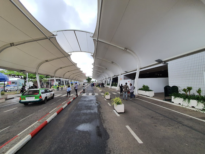 Deuxième Image de Société. Suite à une énorme panne d'électricité survenue dans la nuit du lundi 24 juillet 2023 à l'aéroport de Libreville, les installations aéroportuaires, y compris la tour de contrôle de l'Agence pour la sécurité de la navigation aérienne (ASECNA), ont été paralysées. En conséquence, l'aéroport a été fermé pendant 24 heures, affectant tous les vols intérieurs et internationaux prévus pour le mardi 25 juillet 2023. Certaines sources indiquent que les vols internationaux sont déroutés vers d'autres destinations telles que Malabo en Guinée équatoriale ou Pointe Noire au Congo Brazzaville. Comment prévenir de telles pannes à l'avenir et assurer la continuité des opérations aéroportuaires ?