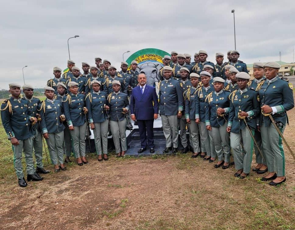 Image de Société. 38 élèves de l'École nationale de formation des officiers de Mandilou (ENFOMA) ont obtenu leurs parchemins à l'issue d'une formation militaire et académique de 2 ans. La cuvée, baptisée "promotion Guy Bertrand Mapangou", vient renforcer les capacités opérationnelles des officiers dans différentes disciplines. Lors de la cérémonie de fin de formation, la secrétaire générale adjointe du Ministère de la Défense nationale a rappelé leur devoir et la fierté de servir sous le drapeau. Le parrain de la promotion, Guy Bertrand Mapangou, ancien Ministre et député, a exprimé sa gratitude et a exhorté les nouveaux officiers à demeurer humbles, rigoureux et disciplinés, soulignant que la discipline est l'arme des grandes nations. Quels sont les défis et les responsabilités de ces officiers sur le terrain ?