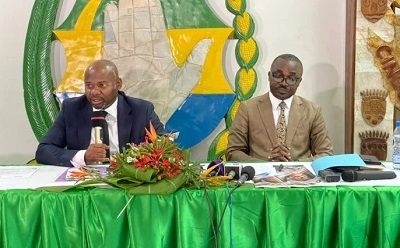 Image de Littérature. L'écrivain gabonais Sylvain Nzamba publie un nouvel ouvrage intitulé "Ali Bongo Ondimba face à la nation", dans lequel il analyse en profondeur le discours du chef de l'État lors de ses vœux à la nation en décembre 2015. L'auteur explore le métadiscours et met en avant la singularité de cette allocution, qui révèle une ambition de gouverner différemment le Gabon. Le livre soulève des questionnements sur les actions entreprises par le président pour le développement du pays et pour le bonheur de ses citoyens. L'analyse se focalise également sur la rhétorique utilisée par Ali Bongo Ondimba pour renforcer le contrat de confiance avec le peuple gabonais. Que pensez-vous de cet ouvrage ?