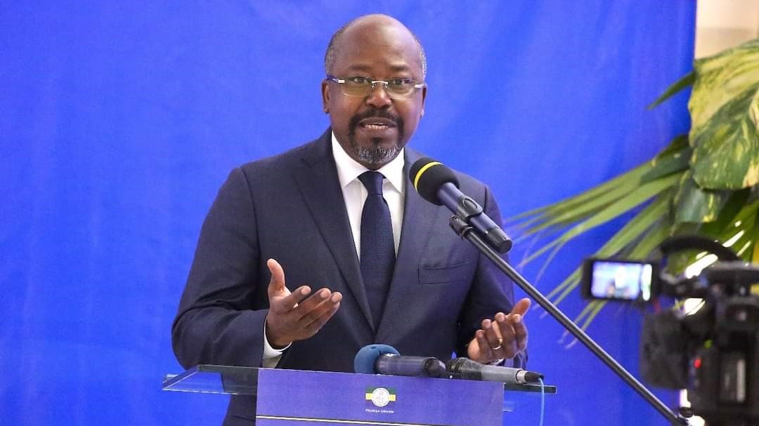 Image de Politique. Le Premier ministre gabonais, Alain Claude Bilie By Nze, a rencontré le corps diplomatique accrédité au Gabon et a promis des élections libres, crédibles et apaisées. Il insiste sur le respect du cadre législatif et réglementaire du pays, ainsi que sur la sécurité des personnes et des biens pendant les élections. Le Gabon s'apprête à organiser simultanément trois scrutins le 26 août : la présidentielle, les législatives et les locales. Quelle est votre analyse de la situation ?