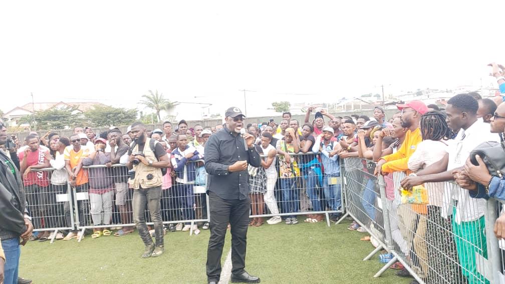 Image de Société. Une causerie citoyenne sur la non-violence, organisée par Hervé Patrick Opiangah, s'est déroulée pacifiquement au Stade de Nzeng Ayong avec des milliers de jeunes du Mapane. Après la démobilisation réussie par les forces de sécurité, des actes de vandalisme et une tentative d'incendie ont eu lieu nuitamment, mais Opiangah condamne toute forme de sabotage. Quelle est votre analyse de la situation ?