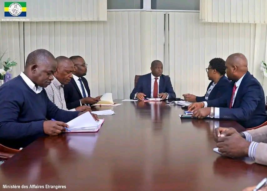 Image de Société. Le Ministre des Affaires étrangères, Hermann Immongault, a rencontré le bureau exécutif du Syndicat des agents des affaires étrangères (SAAE) pour discuter des revendications portant sur les conditions de travail et de vie des agents. Des avancées significatives ont été réalisées, notamment en matière de transport du personnel, de gestion administrative et de suivi de carrière, ainsi que de logements pour les diplomates. Cependant, certaines questions restent en suspens, notamment la Prime de servitude diplomatique (PSD) et la recherche d'un financement pérenne pour le Mécanisme d’Appui à l’Action Diplomatique. Quels défis restent à relever pour améliorer les conditions de travail et de vie des agents ?