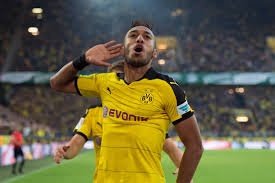 Image de Football. De récentes informations de la presse allemande laissaient entendre que le joueur gabonais du Borussia Dortmund, Pierre Emerick Aubameyang était en plein échanges avec le club madrilène pour un possible départ vers Madrid à la fin de la saison. Face à ces informations, les dirigeants du Borussia ont voulu se faire entendre, affirmant que le club n’était prêt à libérer le joueur. Donc, jusqu’à maintenant nous ne saurions vous prédire l’avenir du ballon d’or africain, auteur d’une très belle saison avec son club.