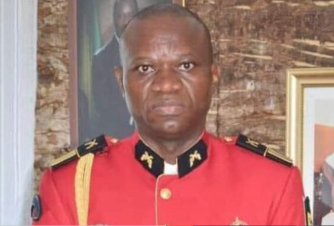 Image de Politique. Au Gabon, Brice Clothaire Oligui Nguema, général de l'armée, a été nommé président du Comité de transition et de restauration des institutions après le coup d'Etat. Mais qui est-ce vraiment ? Oligui Nguema a dirigé la Garde Républicaine gabonaise, chargée de la protection du président Ali Bongo, pendant deux ans. Issu d'une famille militaire, il a rejoint la Garde Républicaine à un jeune âge, suivi une formation militaire au Maroc, et est devenu l'aide de camp d'Omar Bongo, le père d'Ali Bongo, jusqu'à sa mort en 2009. Plus tard, après une période diplomatique, il est rappelé au Gabon pour prendre la tête de la Direction Générale des Services Spéciaux (DGSS) de la Garde Républicaine. Il a ensuite été promu à la tête de la Garde Républicaine, où il a lancé des réformes pour renforcer le dispositif de protection d'Ali Bongo et développer la Section des Interventions Spéciales (S.I.S). En dehors de ses fonctions militaires, Oligui Nguema est également un homme d'affaires prospère, possédant des propriétés aux États-Unis d'une valeur de plus d'un million de dollars. Il est indéniablement un acteur clé du système Bongo au Gabon. Et vous, que savez-vous de du général Oligui Nguema ?