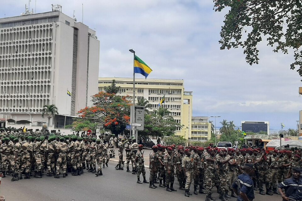 Image de Politique. Le général Brice Oligui Nguema, à la tête du coup d'État qui a renversé Ali Bongo au Gabon, prête serment ce lundi 4 septembre en tant que président de la "transition" dont il reste énigmatique sur la durée. Malgré des voix de l'opposition demandant le transfert du pouvoir, une grande partie de la population exprime sa gratitude envers l'armée pour avoir "libéré" le pays du clan Bongo. A cet effet, des manifestations quotidiennes ont lieu dans le pays. Quelle est votre analyse de la situation ?