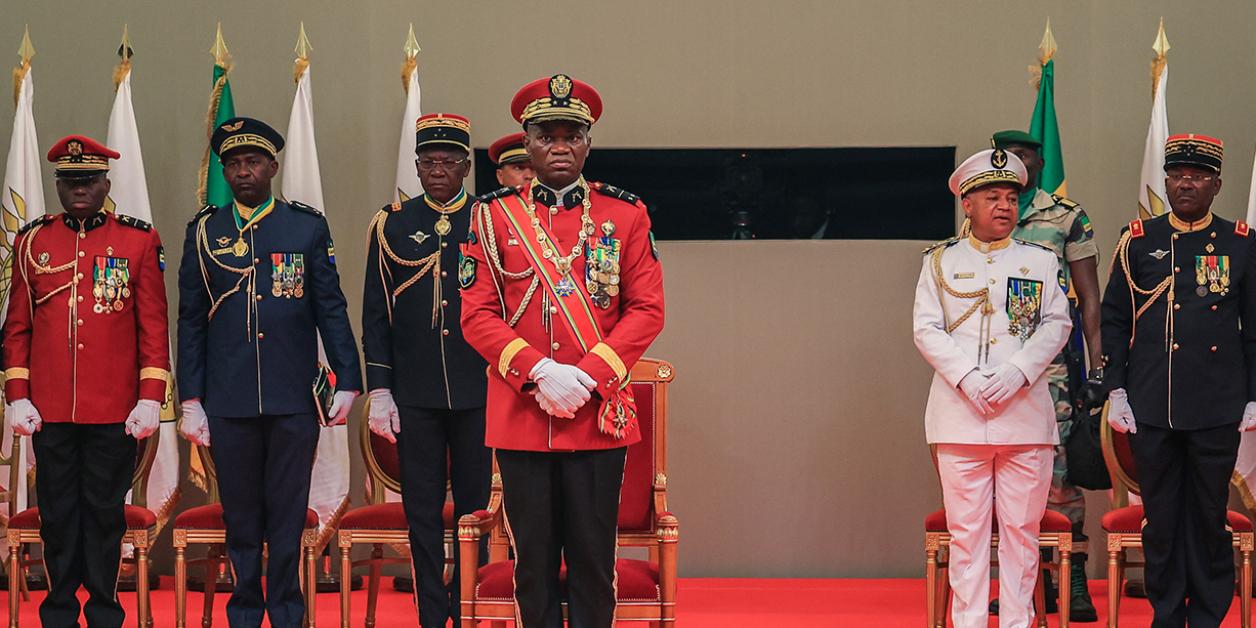 Image de Politique. Le général Brice Clotaire Oligui Nguema a prêté serment en tant que "président de la transition" lors d'une cérémonie retransmise à la télévision. Il a juré de préserver le régime républicain et les acquis de la démocratie. « Je jure devant Dieu et le peuple gabonais de préserver en toute fidélité le régime républicain », et « de préserver les acquis de la démocratie » à-t-il martelé. Le général Oligui Nguema, ancien chef de la garde présidentielle, a mis fin à 56 ans de règne de la famille Bongo en prenant le pouvoir par un coup d'État. Il se dit prêt à organiser des élections, mais souhaite éviter les erreurs du passé en ne se précipitant pas. Quelle analyse faites-vous de la situation ?