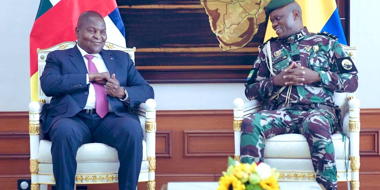 Image de Politique. Le président de la République centrafricaine, Faustin Archange Touadéra, a rencontré le général Brice Oligui Nguema, président de la transition au Gabon, à la demande de la Communauté économique des États de l'Afrique centrale (CEEAC), suite au récent coup d'État contre Ali Bongo Ondimba. La CEEAC avait condamné le coup d'État et suspendu le Gabon de ses instances, mais elle privilégie maintenant la voie diplomatique pour restaurer l'ordre constitutionnel. Touadéra a pour mission d'engager des pourparlers avec les acteurs gabonais et les partenaires du pays afin de garantir un retour rapide à l'ordre constitutionnel. Le nouveau dirigeant gabonais s'est engagé à remettre le pouvoir aux civils et à organiser des élections libres, transparentes et crédibles. Que pensez-vous de la situation actuelle au Gabon ?