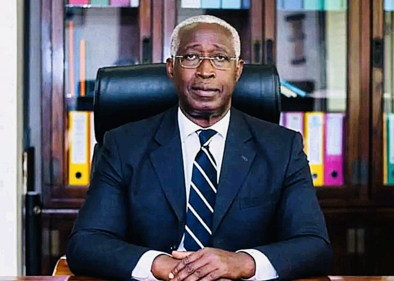 Image de Politique. Le président de transition du Gabon, le Général Brice Oligui Nguema, a nommé Raymond Ndong Sima comme Premier ministre, quatre jours après son entrée en fonction. Raymond Ndong Sima, une figure politique bien établie au Gabon, était membre de la Plateforme Alternance 2023. Il avait déjà occupé le poste de Premier ministre de 2012 à 2014 sous Ali Bongo Ondimba, avant de rejoindre l'opposition. Le nouveau Premier ministre entamera rapidement des discussions avec les acteurs politiques pour la formation du gouvernement, marquant ainsi le début du rétablissement progressif des institutions de la République après le coup d'État du 30 août contre Ali Bongo. Que pensez-vous de cette nomination ?